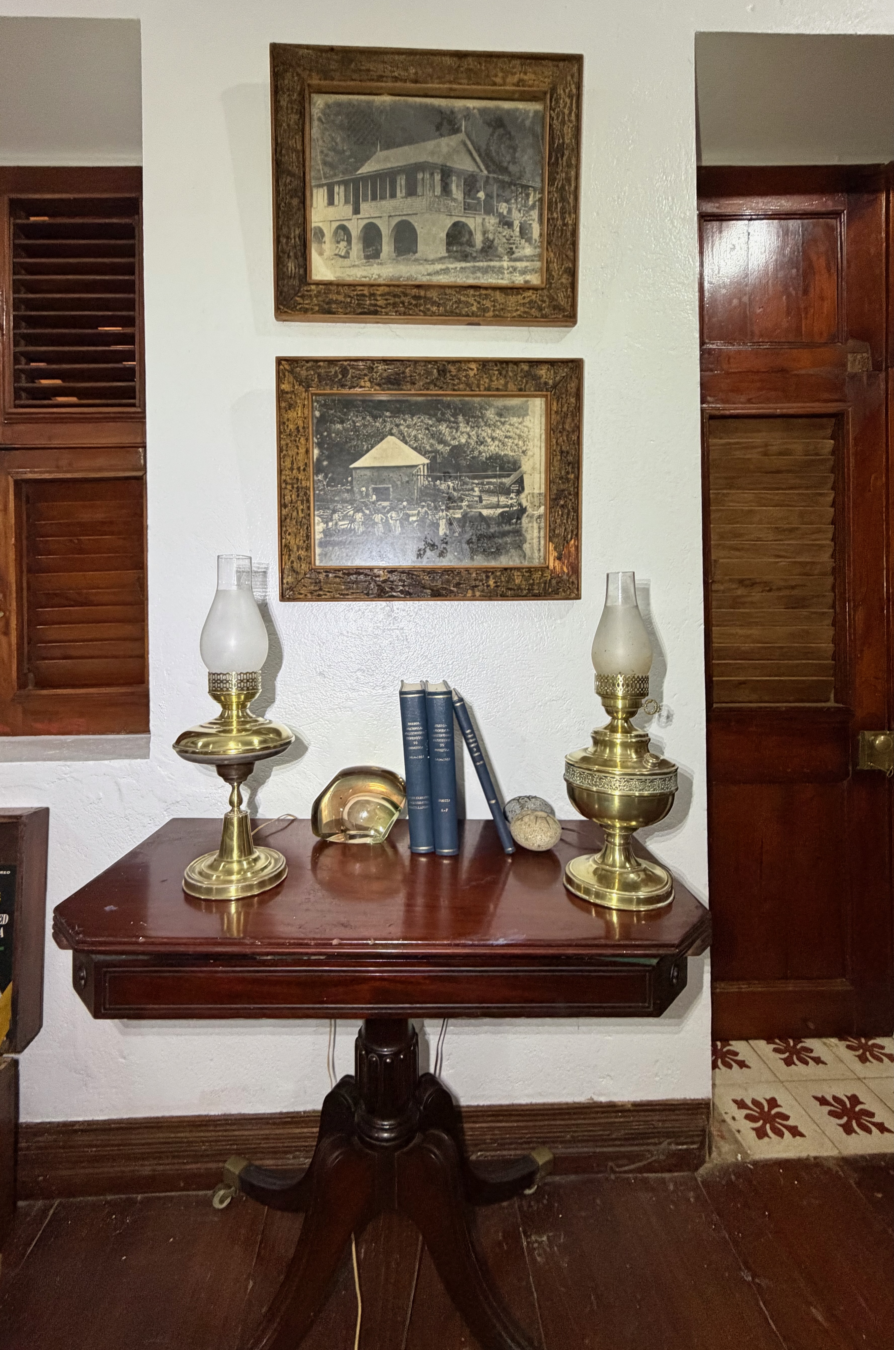Brass lamp with frosted chimney